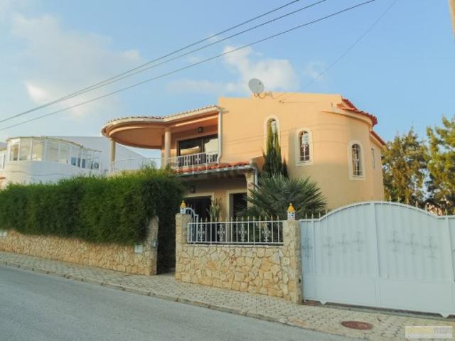 Moradia T4 com piscina, jardim e a garagem no Centro de Lagos