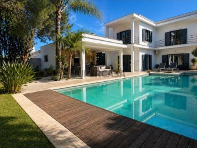 Moradia T4 com Piscina, Jardim e Garagem no Pinhal Novo Excelente Estado e Equipamento