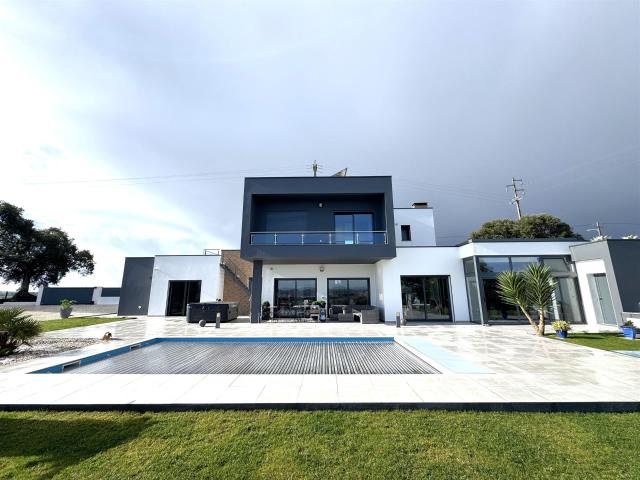 Moradia T4 com piscina, jardim e terreno Bombarral 223m² Roliça