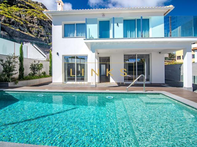 Moradia T4 com Piscina, Jardim e Vista Mar no Coração de Machico