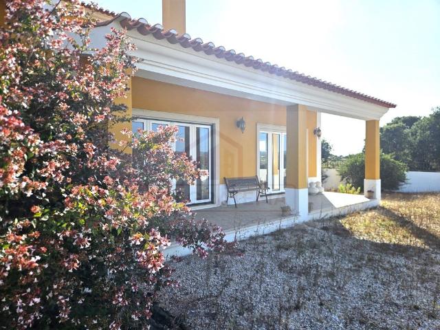 Moradia T4 com Piscina, Jardim e Vistas de Campo a 3 km da P. 132m² Alfeizerão