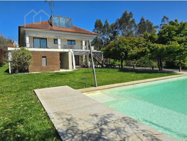 Moradia T4 com piscina, jardins para venda, ao Castelo de Santa Maria da Feira