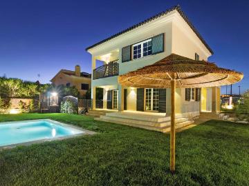 Moradia T4 com piscina, para arrendamento na Guia, Cascais