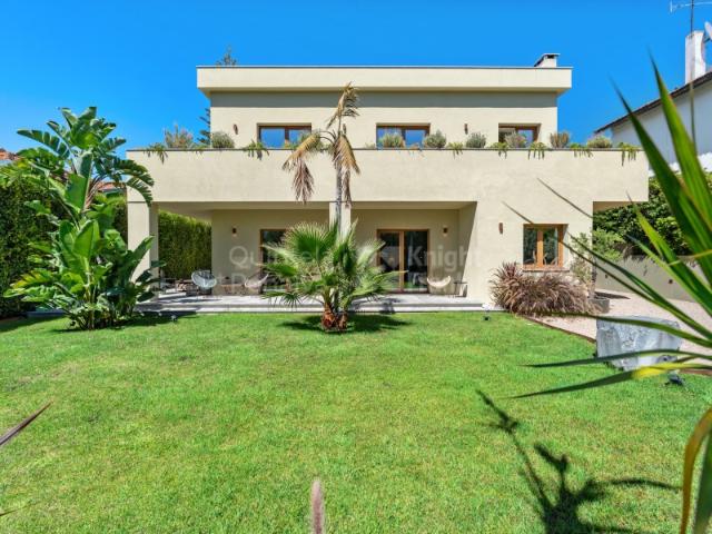 Moradia T4 com piscina para arrendamento no Estoril
