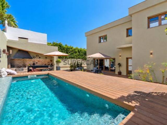 Moradia T4 com piscina para venda no Estoril