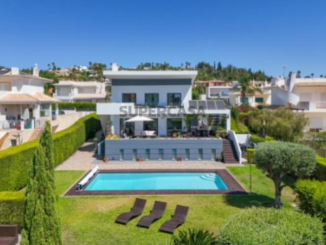 Moradia T4 com piscina privada e garagem. Localizada a apenas 5 minutos da meia praia em Lagos