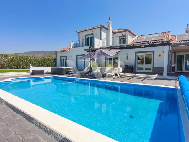 Moradia T4 com Piscina Privada, Jardim e Anexo em Quelfes, O. 252m² Olhão