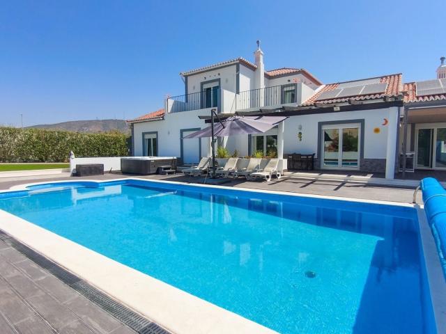 Moradia T4 com Piscina Privada, Jardim e Anexo em Quelfes, O. 252m² Olhão