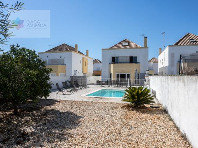 MORADIA T4 COM PISCINA PRIVATIVA EM TAVIRA