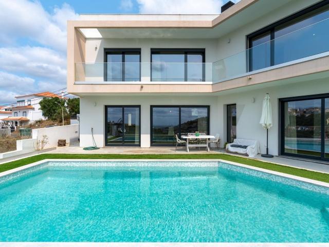 Moradia T4 com piscina, suite, espaço multiusos e vista aber. 237m² Ramada e Caneças