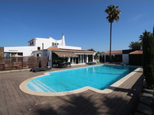 Moradia T4 com piscina, térrea perto da praia e do Golf dos Salgados