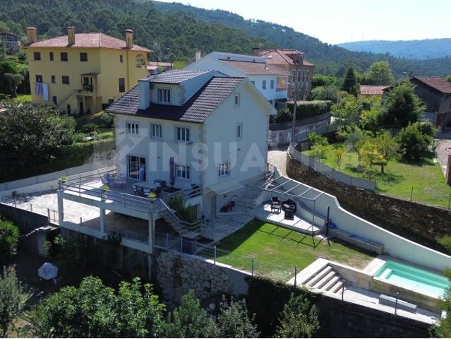 Moradia T4 com piscina, totalmente remodelada