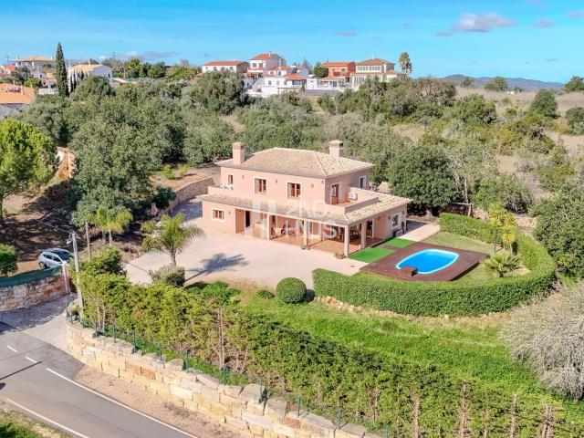 Moradia T4 com Piscina, Vista Serra e 1.1 Hectares de Terreno em Messines