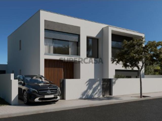 Moradia T4 com piscina