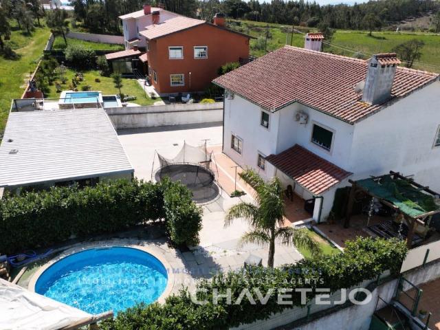 Moradia T4 com portão automático, situada em zona tranquila. 232m² Serra de Junceira