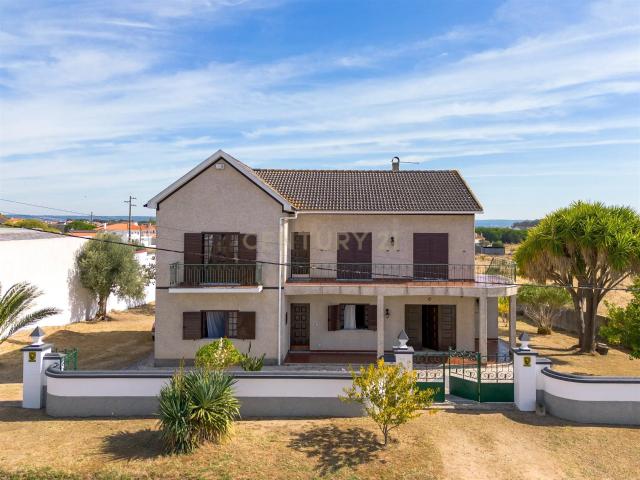 Moradia T4 com Potencial para 2 Frações Terreno de 8.480 m². 185m² Riachos
