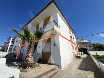 Moradia T4 com quintal e garagem em Arraiolos