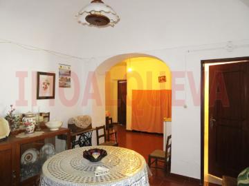 Moradia T4 com quintal, em Campinho