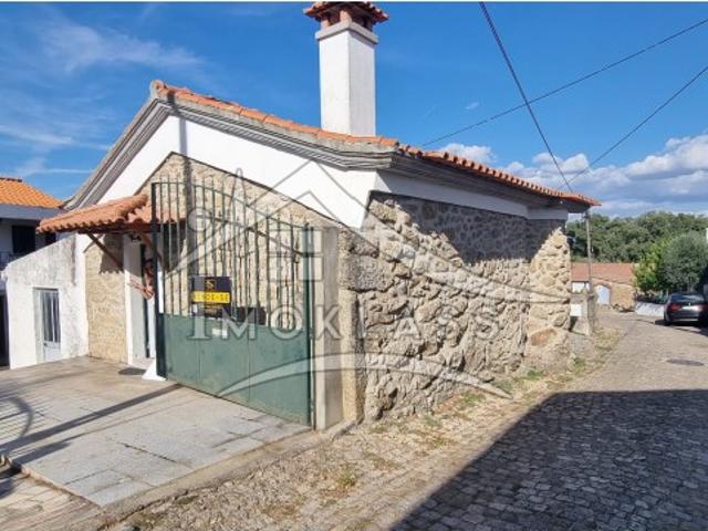 Moradia T4 com quintal, terraço no centro da aldeia de Martianas