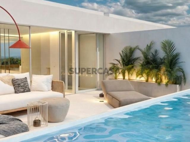 Moradia T4 com rooftop e piscina, num novo condomínio em Vilamoura