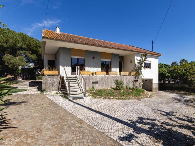 Moradia T4 com Sótão e Cave em Lote de 675 m² | Centro Loure. 158m² Loures