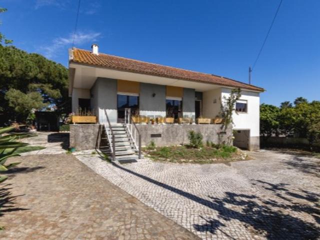 Moradia T4 com Sótão e Cave em Lote de 675 m² | Centro Loures