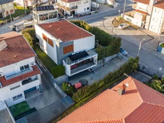Moradia T4 com Suite Master, Jardim e Garagem para 4 carros | Corvite, Guimarães |