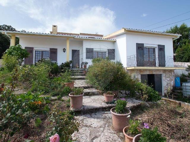 Moradia T4 composta por 2 pisos, em lote de 643 m2, com gara. 254m² Bombarral e Vale Covo