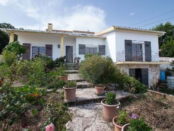 Moradia T4 composta por 2 pisos, em lote de 643 m2, com gara. 254m² Bombarral e Vale Covo