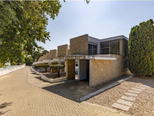 Moradia T4 condomínio privado com piscina Alfarim Sesimbra