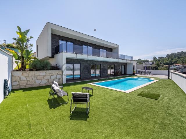Moradia T4 Contemporânea com Piscina e Vistas Panorâmicas | Ponte de Lima