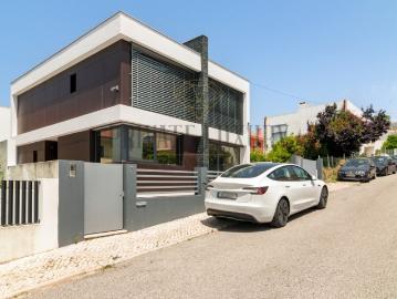 Moradia T4 Contemporânea com Piscina em Caxias