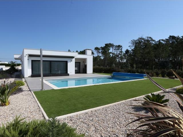 Moradia T4 Contemporânea com Piscina, Jardim e Excelente Localização, em Chão da Parada