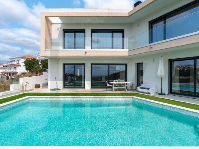 Moradia T4 contemporânea com piscina, vista sobre Lisboa e A. 237m² Ramada e Caneças