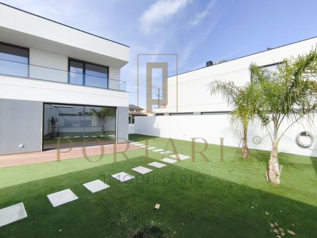 Moradia T4 Contemporânea com 3 Suites, Amplos Terraços e Jardim