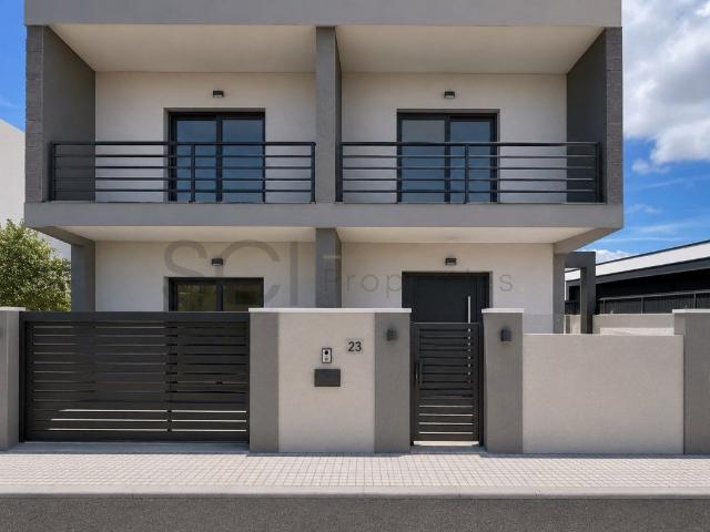 Moradia T4 duplex com pérgula e churrasqueira em Fernão Ferr. 115m² Fernão Ferro