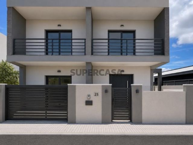 Moradia T4 duplex com pérgula e churrasqueira em Fernão Ferro