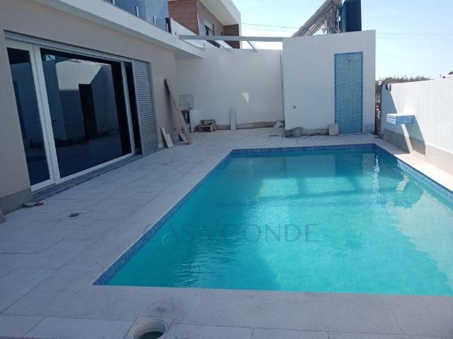 Moradia T4 Duplex com piscina, 180 m², acabamentos de luxo 180m² Azeitão São Lourenço e São Simão