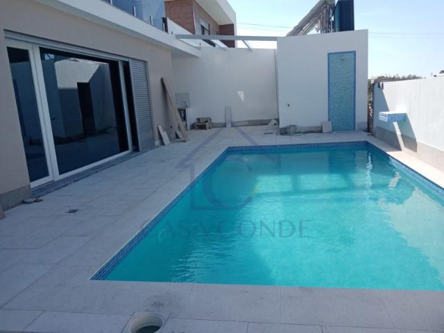 Moradia T4 Duplex com piscina, 180 m², acabamentos de luxo
