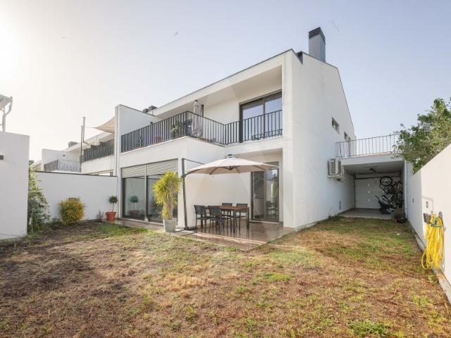 Moradia T4 de arquitetura moderna com vista para a Ria em Ílhavo!