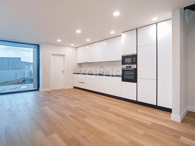 Moradia T4 de arquitetura moderna em Aradas