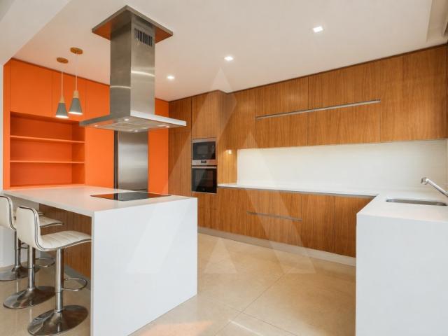 Moradia T4 de arquitetura moderna localizada em Aradas!