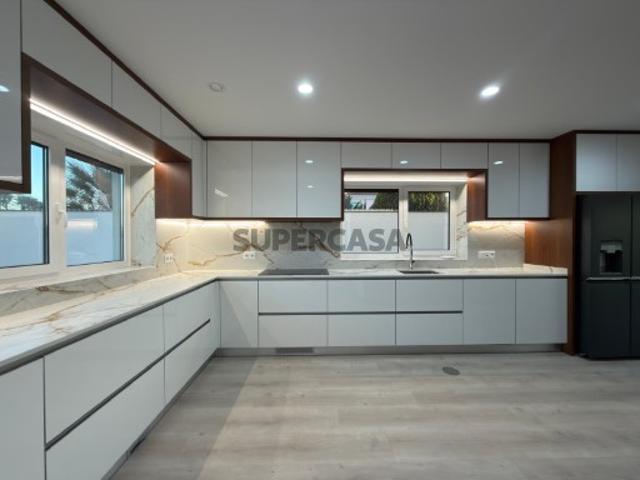 Moradia T4 de Arquitetura Moderna Luminosidade, Conforto e Localização Privilegiada!
