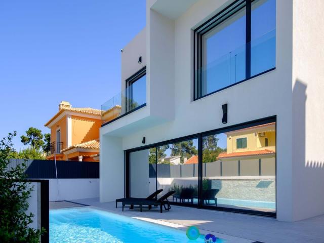 Moradia T4 de Arquitetura Contemporânea com piscina, Aroeira. 181m² Charneca De Caparica