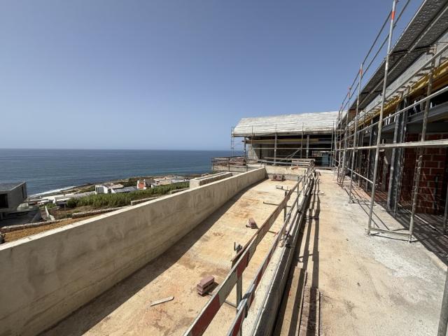 Moradia T4 de arquitetura contemporânea na praia dos Coxos com piscina, ginásio e SPA