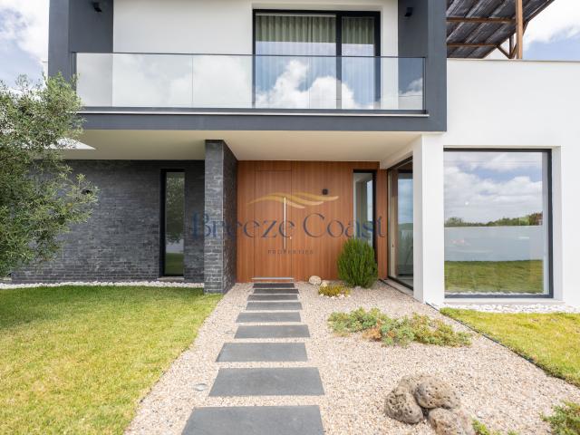Moradia T4 de Arquitetura Distinta e Elegância Intemporal