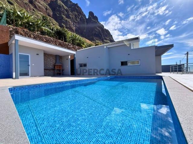 Moradia T4 de Design Contemporâneo no Paul do Mar Calheta, Madeira