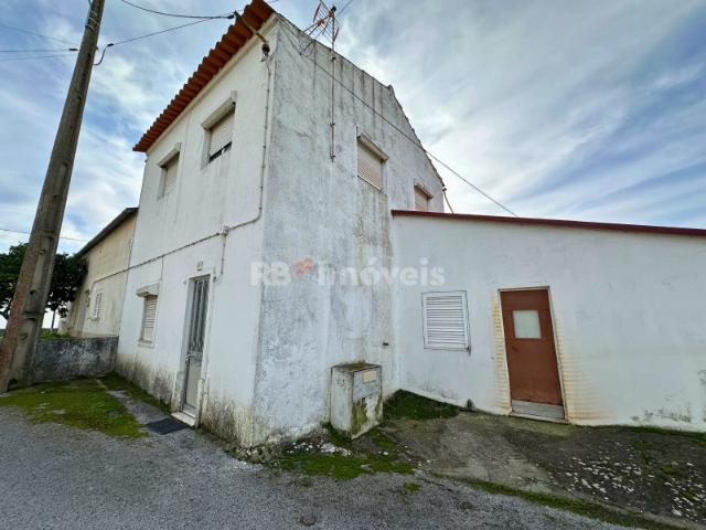 Moradia T4 de dois pisos e logradouro, perto da cidade de Torres Novas