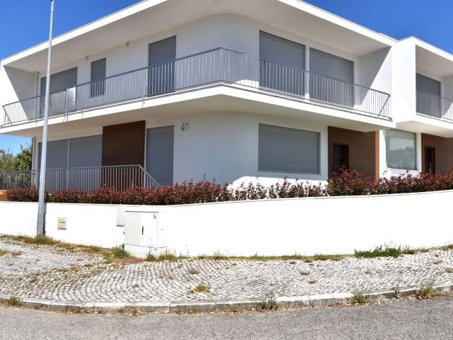Moradia T4 de Esquina com Óptimas Áreas, Possibilidade de T5. 182m² Caldas da Rainha Nossa Senhora Do Pópulo, Coto E São Gregório