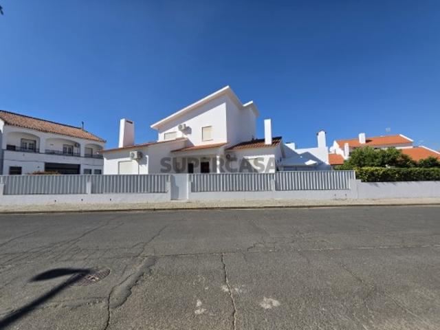 Moradia T4 de Gaveto com Garagem, Terraço e Espaço Exterior | Moura